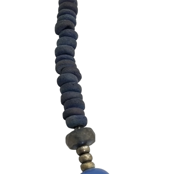 VINTAGE BOHO STYLE SILVERTONED NECKLACE WITH BLUE GLASS & STAINED WOOD BEADS - Picture 7 of 8